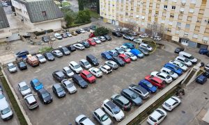 Haos trajao 15 sati: Žena nepropisnim parkiranjem blokirala 30 automobila