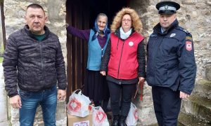 Uručeni paketi pomoći: Humanost policijskih službenika u Osmacima
