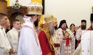 Okupili se vjernici: Patrijarh Porfirije predvodi liturgiju u Mrkonjić Gradu