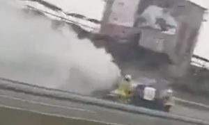 Cestom se širi gusti dim: Izgorio “porše” na auto-putu VIDEO