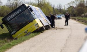 Autobus završio u jarku kod Prijedora: Sedmoro u bolnici, mahom srednjoškolci FOTO/VIDEO