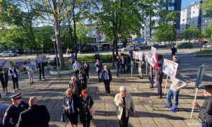Policija morala reagovati: Grupa Banjalučana sa transparentima ispred dvorane Borik FOTO/VIDEO