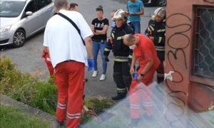 Neobična intervencija: Čovjek upao u šaht, pa zvao vatrogasce VIDEO