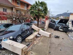 Tri udesa na istom mjestu u jednom danu: Automobil završio u garaži VIDEO