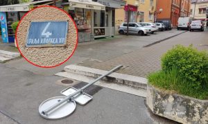 Parkiraju gdje im mjesto nije: Srušen saobraćajni znak u pješačkoj zoni u Banjaluci