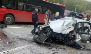 Dijelovi vozila rasuti po cesti: Prešao u suprotnu traku i zabio se u autobus