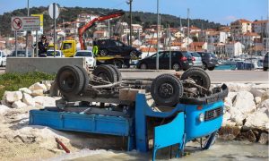 Oba vozila završila u moru: Vozačica BMW-a udarila u parkirani kamion FOTO