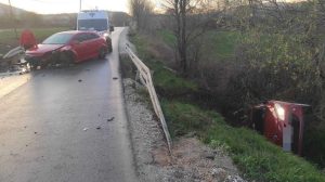 Teška nezgoda: Od siline udara automobil završio u kanalu