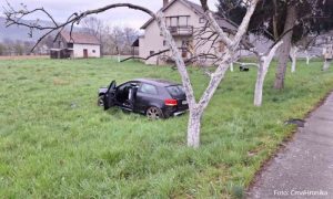 Jedna osoba povrijeđena: Audi završio u voćnjaku