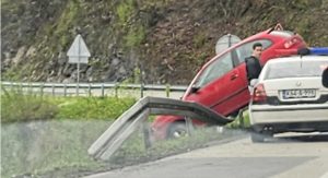 Saobraćajna nezgoda, policija na terenu: Autom probio zaštitnu ogradu