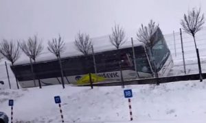 Povrijeđeno 18 putnika: Autobus sletio s puta i prevrnuo se