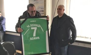 Održana komemoracija bivšem fudbaleru: Marijev otac u suzama primio sinov dres VIDEO