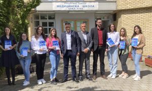 Nagrada za uspjeh! Đajić uručio po 300 KM najboljim maturantima Medicinske škole