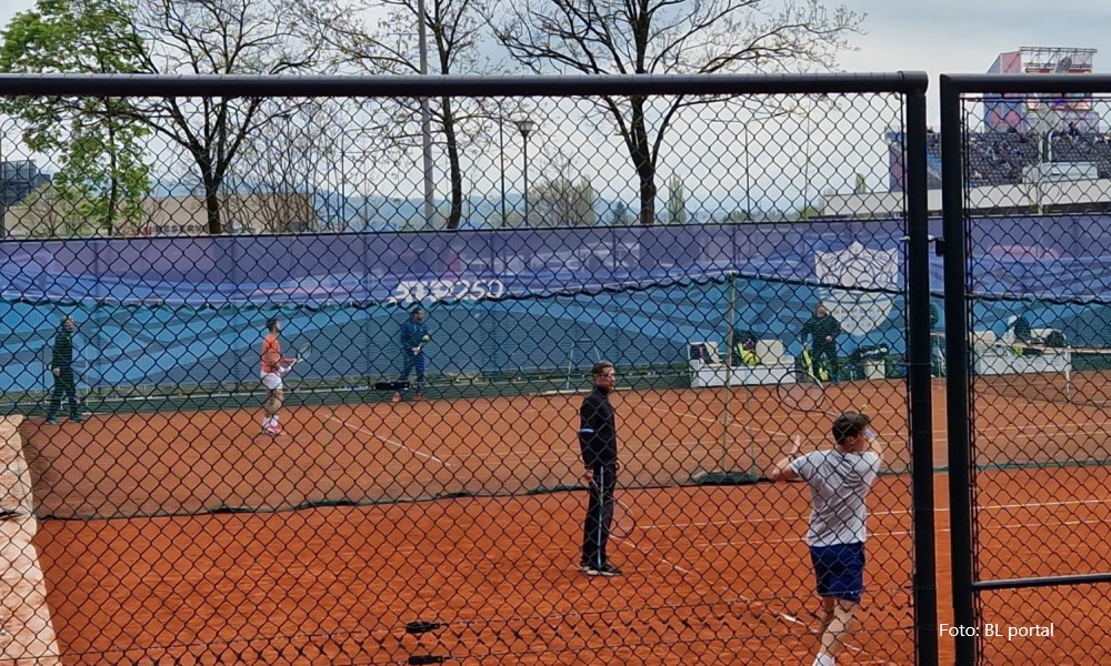 Nole trenira, Banjalučani “škljocaju”: Svi bi do autograma i zajedničke fotke VIDEO