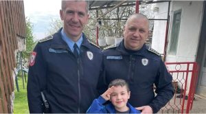 Veliko srce dobojskih policajaca: Skupili pomoć za bolesne majku i sina FOTO