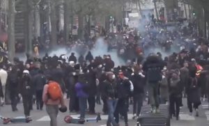 Žestoki sukobi policije i demonstranata: Privedeno 111 ljudi, ranjeno 145 policajaca VIDEO