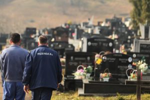 Uprava ne izmiruje svoje obaveze: Radnici „Gradskog groblja“ kopaju rake bez plaćenog osiguranja