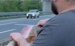Nevjerovatan prizor na auto-putu: Zaglavio se u koloni pa sve počastio pršutom VIDEO