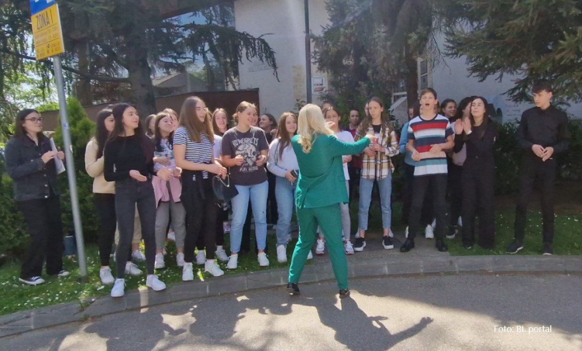 Neočekivan koncert u centru Banjaluke: Ko su horisti pred bibliotekom? VIDEO