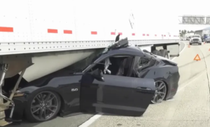 Kako je ovo preživio! Zastrašujuća saobraćajka – autom podletio pod šleper VIDEO
