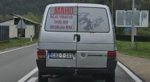 Privukao pažnju mnogih: Provozao kombi s natpisom “Maho nije vratio dug od 5.600 KM“