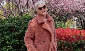 Žena elegantne sijede kose: Majka Ilona Maska najtraženija manekenka na svijetu
