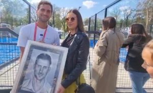 Talentovana Banjalučanka: Marija uručila Novakov portret njegovom bratu Marku VIDEO