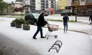 Jako nevrijeme “protutnjalo” Srpskom: Led veličine lješnika “zasuo” i Modriču