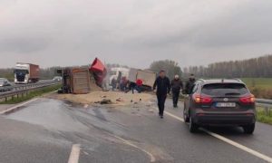 Nesreća na “Milošu Velikom”: Prevrnuo se kamion, sav tovar se rasuo po putu