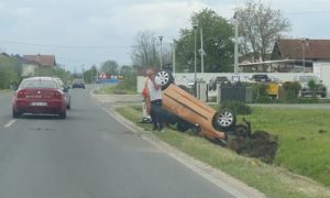 Vozač izgubio kontrolu: Auto završio na krovu pored puta