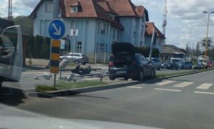 Nesreća na raskrsnici: Autom srušila semafor – ima povrijeđenih
