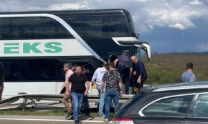 Mogla se dogoditi tragedija: Vozač imao srčani udar – autobus pun đaka probio zaštitnu ogradu