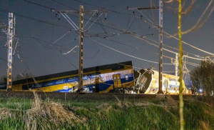 Voz udario građevinsku opremu: Desetine ljudi povrijeđeno u željezničkoj nesreći VIDEO