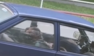 Strasti ne biraju mjesto ni vrijeme: Oralno zadovoljavala partnera u autu nasred puta VIDEO
