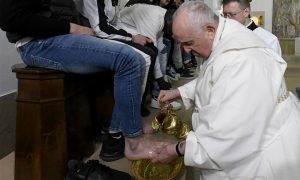 Obred poniznosti: Papa Franjo oprao i ljubio noge zatvorenicima