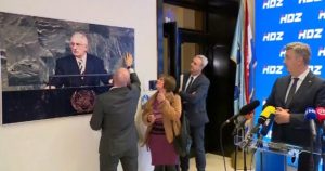 Nakratko prekinuta konferencija: Ogromna slika Tuđmana pala dok je Plenković davao izjavu
