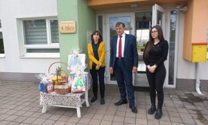 Uljepšao im vaskršnje praznike: Premijer obezbijedio poklone za korisnike roditeljske kuće