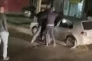 Tuča policajaca u ranu zoru: Jedan vrišti i hvata se za pištolj, drugi psuje, treći pokušava da ih razdvoji VIDEO
