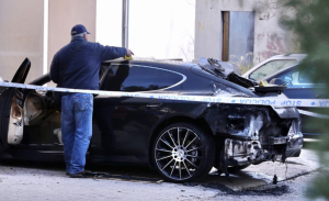 Buktinja u noći: Načelniku policije i policajcu zapaljena vozila, požar se proširio