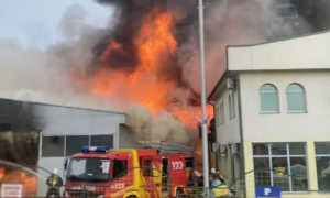 Buktinju gasi 30 vatrogasaca: Veliki požar u hali bijeljinskog preduzeća