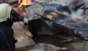 Vatrogasci stavili požar pod kontrolu: Izgorjele četiri hale preduzeća u Bijeljini VIDEO