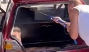 Svoju “dvojku” smatra neuništivom: Ovakvo pranje automobila niste vidjeli VIDEO
