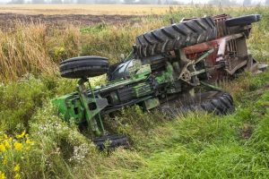 Nesreća na selu: Prevrnuo se traktor, poginuo sedamdesettrogodišnji muškarac