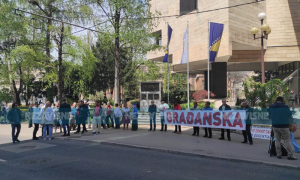 Odjekuju pogrdne riječi! Protesti ispred Parlamenta FBiH zbog imenovanja nove vlade VIDEO