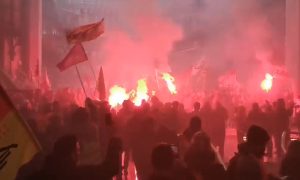 Haos u Francuskoj: Sukobi i blokade na novim protestima VIDEO