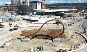 Novina u Banjaluci: Impozantna skulptura reketa krasiće “rotor” kružni tok VIDEO
