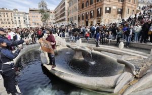 Protive se klimatskim promjenama: Aktivisti zacrnili vodu u fontani u Rimu