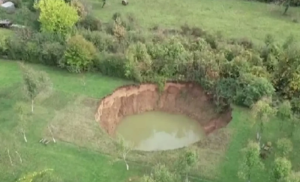 Otvorila se u potoku u blizini kuća: Pojavila se nova rupa duboka nekoliko metara