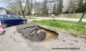 Opasnost za vozače: Ogromna rupa na parkingu u Banjaluci