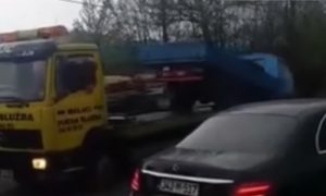Ganjali ga po livadi: Kamion sletio sa šlepera VIDEO